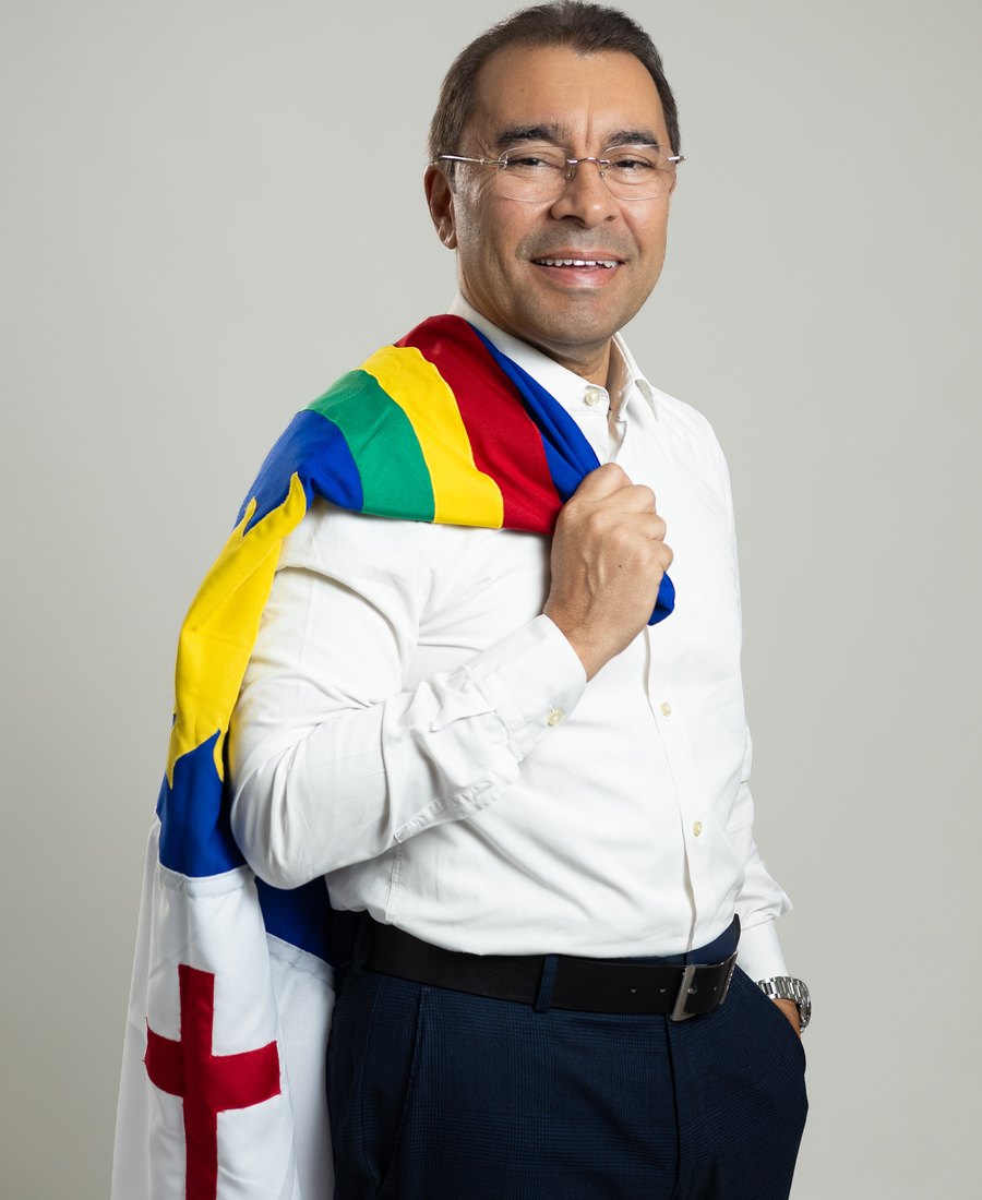 Edilson Tavares com a bandeira de Pernambuco sobre o ombro