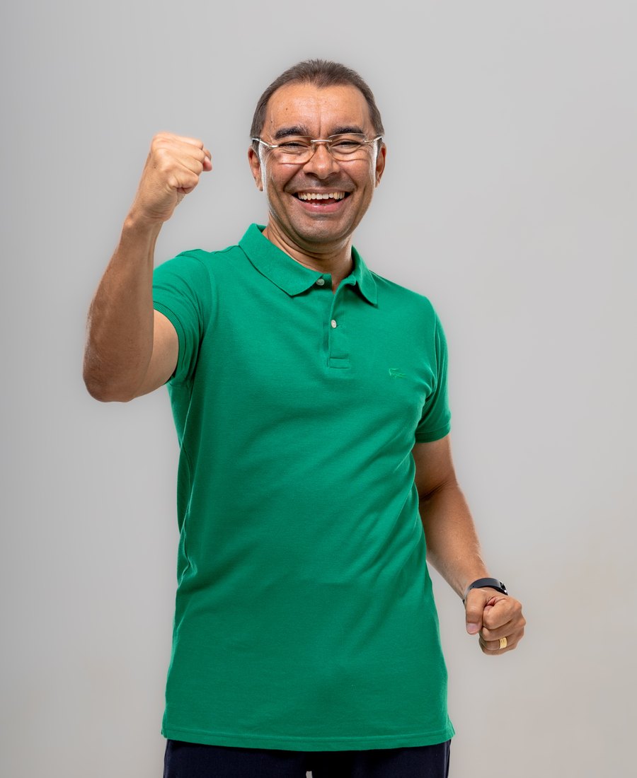 Edilson Tavares comemorando com o punho erguido